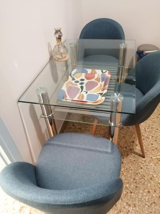 Ανακαινισμένο 8 Λεπτά Από Το Μετρό. Apartman Athén Kültér fotó